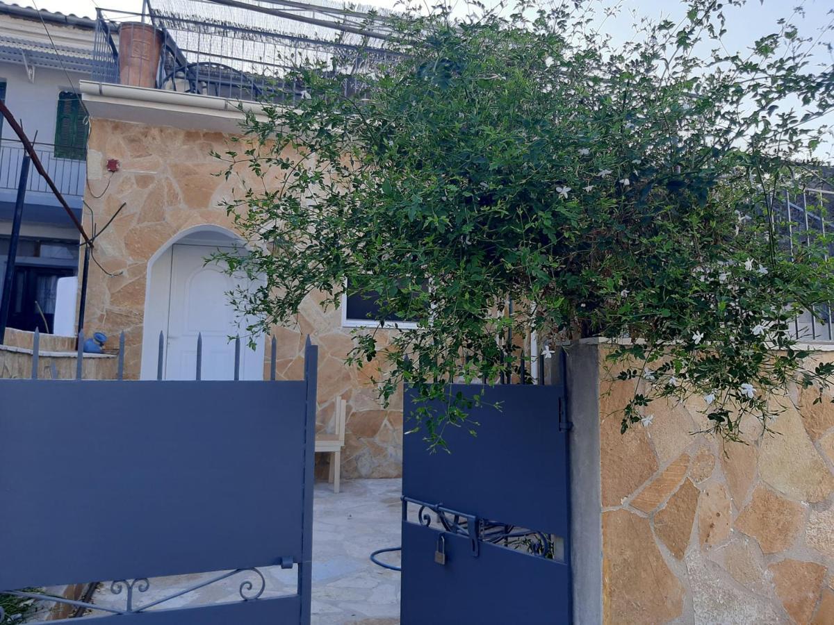 Villa Aspros - Traditionell, Ruhig Und Strandnah Liapades Dış mekan fotoğraf